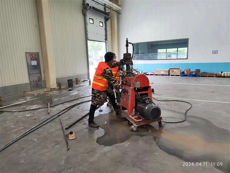 新政镇厂房地面下沉塌陷注浆加固施工